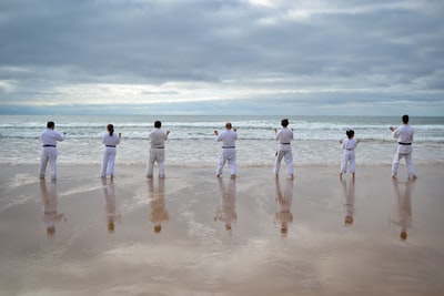 7个人站在海边